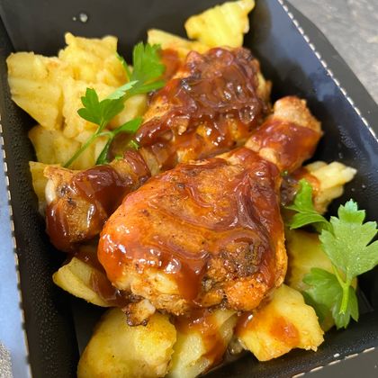 Запеченная куриная голень в соусе барбекю с печеным картофелем