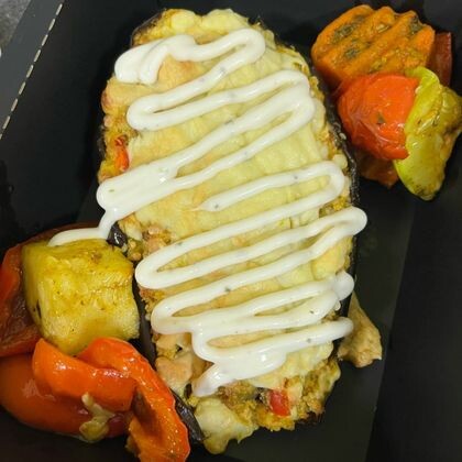 Лодочка из баклажана под чесночным соусом с печеными овощами