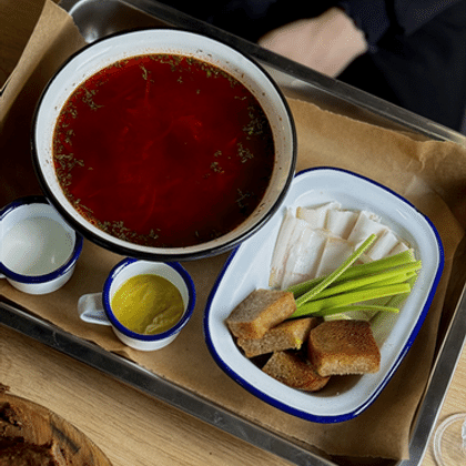 Борщ с крученым салом и гренками