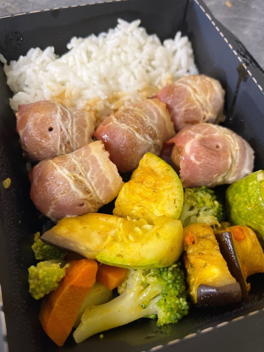 Куриные фрикадельки в беконе с рисом и печеными овощами