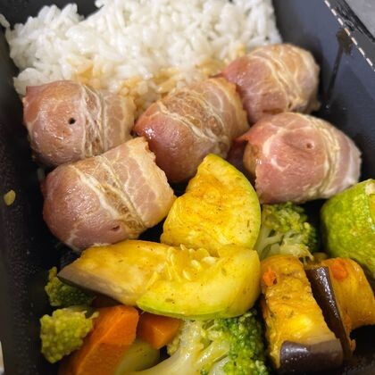 Куриные фрикадельки в беконе с рисом и печеными овощами