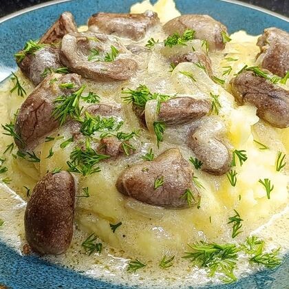 Пюре картофельное с куриными сердечками в сливочном соусе