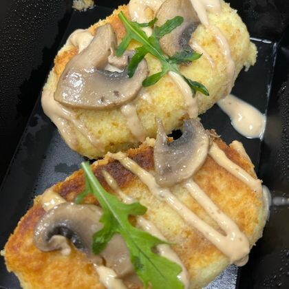 Зразы картофельные с мясной начинкой с грибным соусом