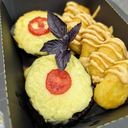 Запеченный сезонный баклажан под моцареллой с куриными наггетсами в соусе бургер