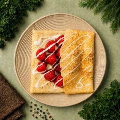 Блин с клубникой и сгущенным молоком