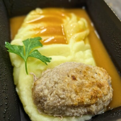 Мясная котлета фаршированная яйцом с пюре и томатным соусом