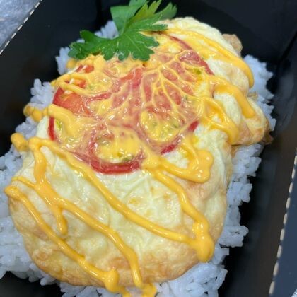 Куриный бризоль под сырной шапочкой с помидоркой и сырным соусом с рисом