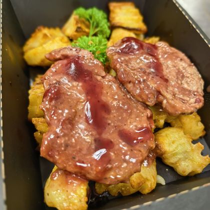 Медальоны из свиной вырезки в брусничном соусе с печеным картофелем