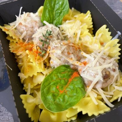 Домашние фрикадельки в сливочном соусе с макаронами
