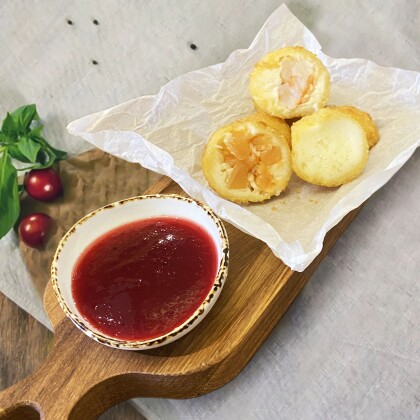 Сырные шарики с морепродуктами  с клюквенным соусом 3шт