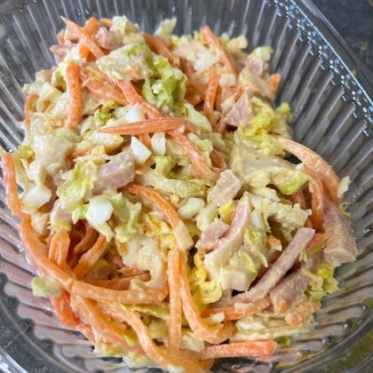 Салат с курицей и ветчиной с пекинской капустой