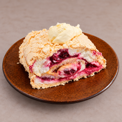 Меренговый рулет (вишня)