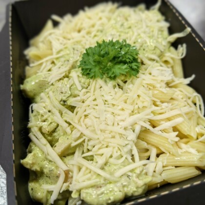 Куриное филе в сливочном соусе с песто с макаронами