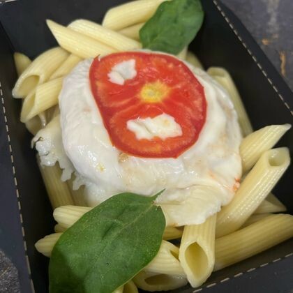 Мясная котлета под моцареллой и томатом с макаронами