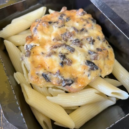 Запеченная свинина под грибной шапочкой с макаронами