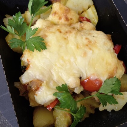 Филе лосося под сырной шапочкой с овощами с печеным картофелем