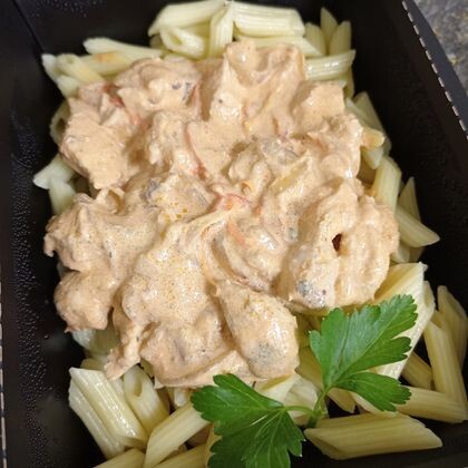 Поджарка из куриного филе с болгарским перцем с макаронами