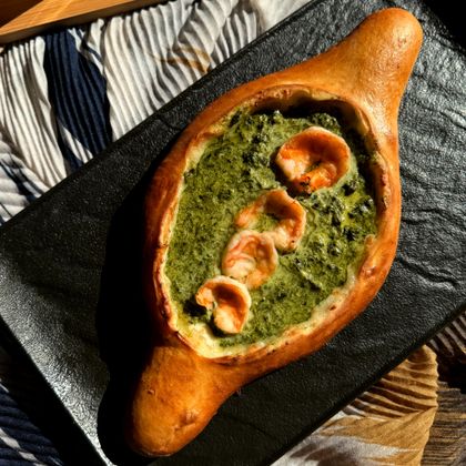 *Хачапури по-аджарски с креветками и шпинатом