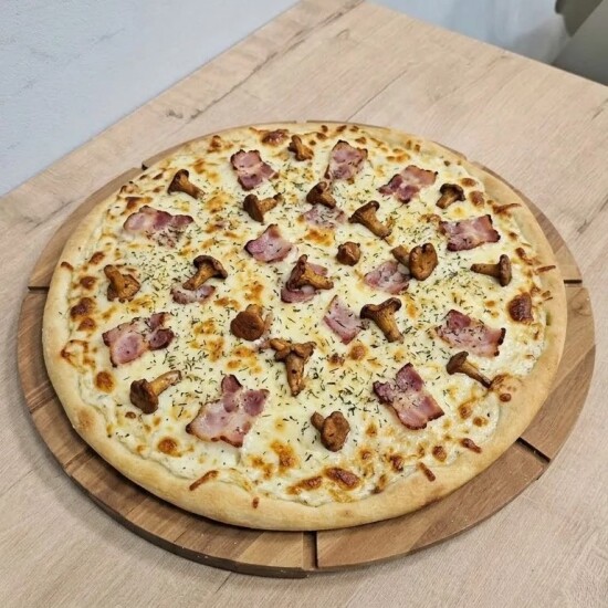 Пицца с лисичками и беконом