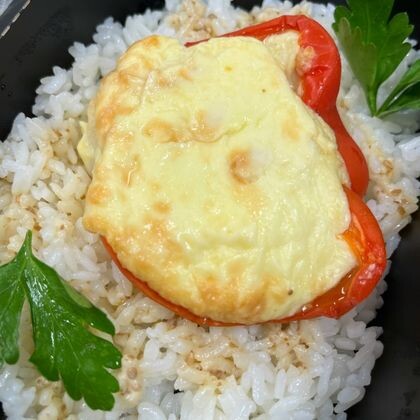 Перец фаршированный жульеном с курицей и грибами с рисом в ореховом соусе