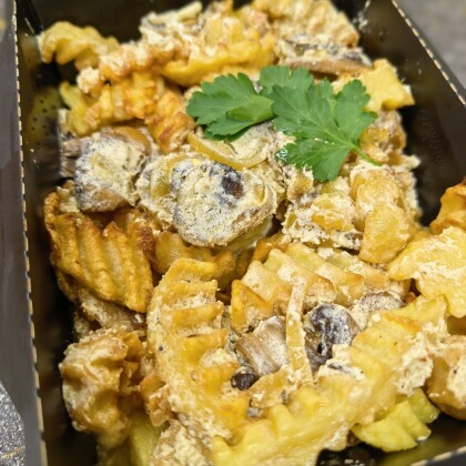 Жареный картофель с грибами и сметаной