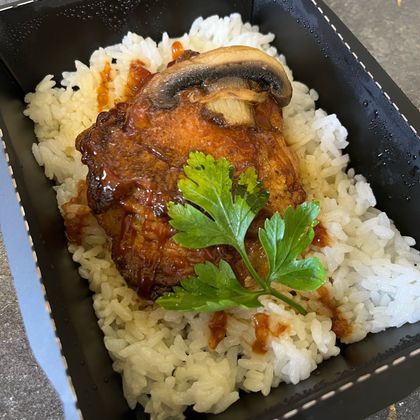 Запеченное куриное бедро в соусе барбекю с рисом