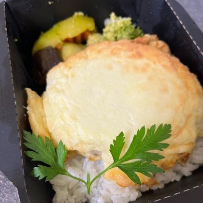 Запеченная треска под сырной шапочкой с рисом и овощами