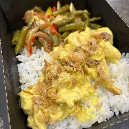 Курица карри с рисом и печеными овощами