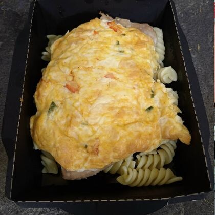 Запеченная свинина под сырной шапочкой с паприкой с макаронами