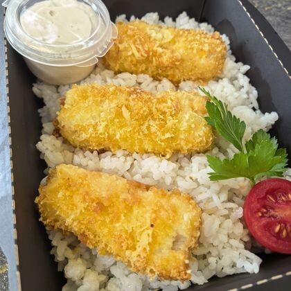 Брусочки из трески в сырной панировке с рисом и соусом цезарь