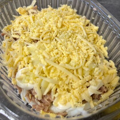 Салат с консервированным тунцом,яйцом и снежным крабом