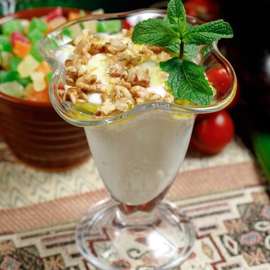 Мацони с медом и орехами