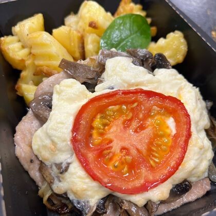 Отбивная из свинины с шампиньонами и печеным картофелем