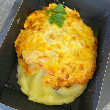 Запеченное куриное филе с ананасом под сырной шапочкой с пюре