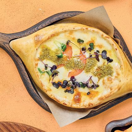 Хачапури по-аджарски с томатоми,гаудой и мацореллой под соусом песто