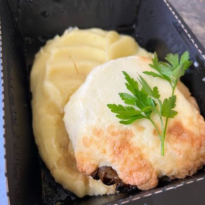 Филе судака жареное с луком и пюре