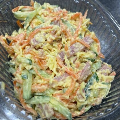 Салат с копченой колбасой ,свежим огурцом и морковью по-корейски
