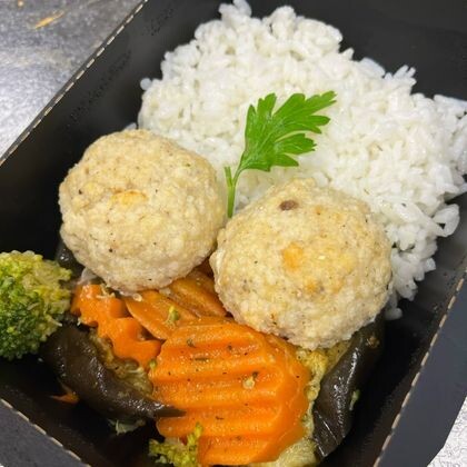 Рыбные тефтели с рисом и овощами