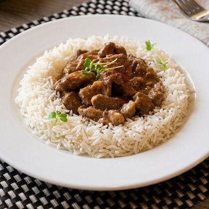 Гуляш из свинины с рисом басмати