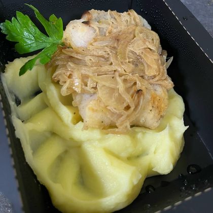 Филе судака жареное с луком и пюре