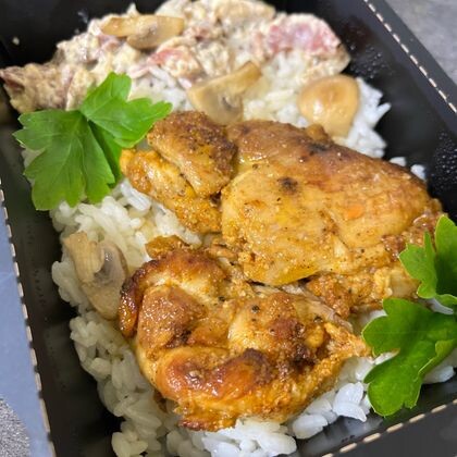 Куриное бедро с беконом и грибами с рисом