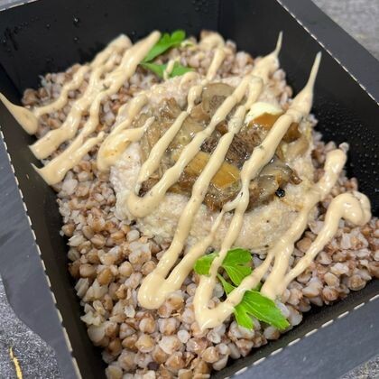 Мясная котлета с грибным миксом с гречей