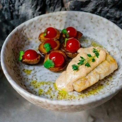 Филе судака под сливочно-кунжутным соусом с апельсиновым черри и картофелем беби