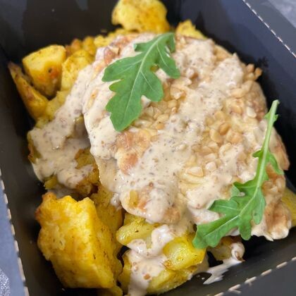 Куриное филе под сырно-ореховой шапочкой с печеным картофелем