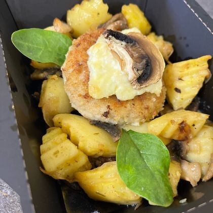 Котлета из судака с печеным картофелем луком и грибами