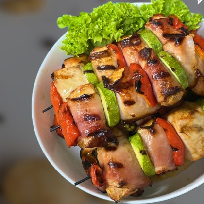 Шашлычек куриный с беконом за 100 гр