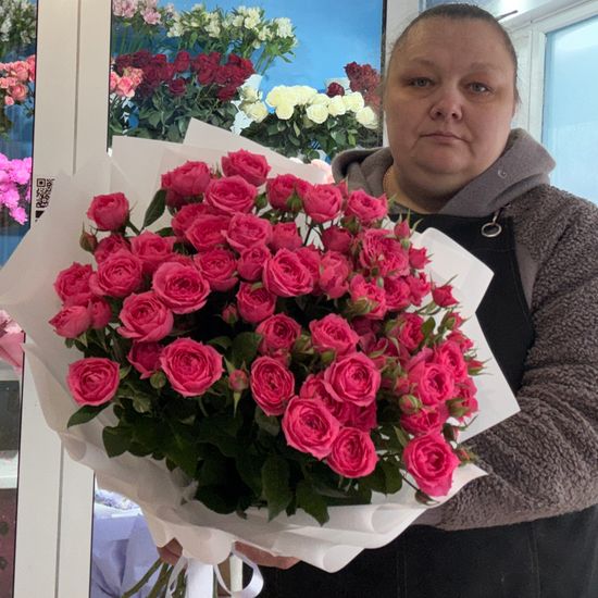 Букет кустовых розовых роз