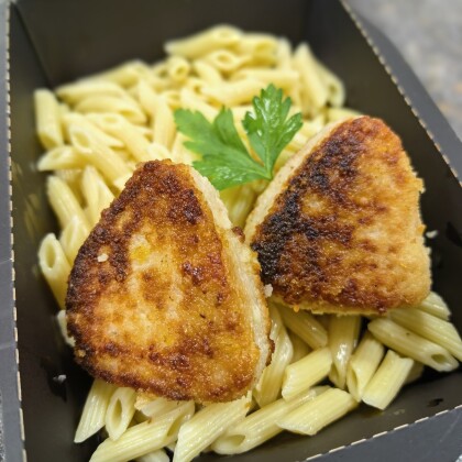 Котлетки из цыпленка с вялеными томатами с макаронами