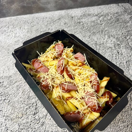 Картофель фри с охотничьими колбасками