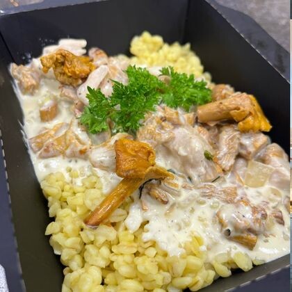 Булгур с лисичками и цыпленком в сливочном соусе